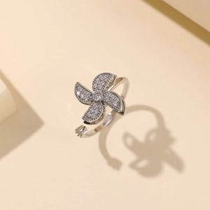 Minimalistischer silberner Windmühlen-Ring mit Zirkonia und verstellbarer Schiene