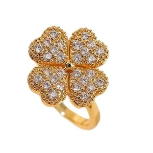 Gouden klaverring met fonkelende zirkonia-stenen in een minimalistisch modieus design