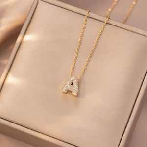 Elegante collana con ciondolo lettera A da donna con pavé di zirconi e finitura dorata