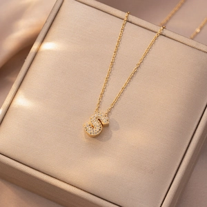 Collana da donna con ciondolo a lettera S dorata e pavé di zirconi luccicanti