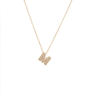Dettaglio della collana dorata con ciondolo lettera M e micro-pavé di zirconi bianchi