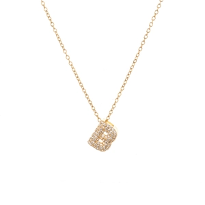 Dettaglio macro della collana con ciondolo lettera B dorata con zirconi cubici
