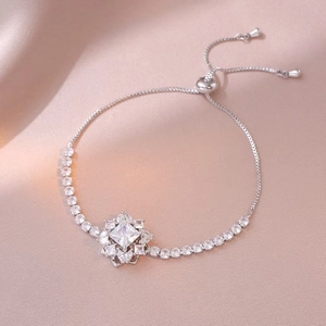 Bracelet ajustable en argent avec pendentif fleur en zircon carré et fermoir coulissant