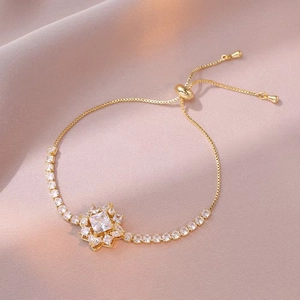 Détail du bracelet floral doré réglable avec cristaux de zircon brillants sur soie