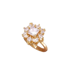 Bague florale dorée exquise avec zircons taille marquise et pierre centrale carrée