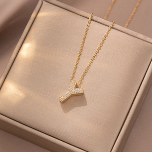 Elegante goldene Halskette mit Buchstabe Y Anhänger und Zirkonia Besatz für Damen