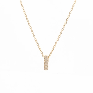 Dettaglio di una collana dorata con pendente rettangolare con pavé di zirconi cubici