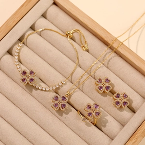 Set di gioielli in 5 pezzi dorati con pietre a cuore viola e trifoglio scintillante