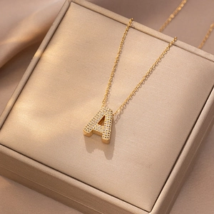 Nahaufnahme der goldenen Buchstabe-A-Kette mit funkelnden Zirkonia in einer Schmuckbox
