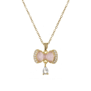 Detail van de gouden strik ketting met roze edelsteen en heldere zirkoon hanger