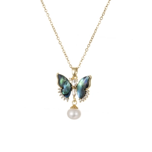 Elegante gouden vlinderketting met groene schelpvleugels, zirkonia en parelhanger decoratie