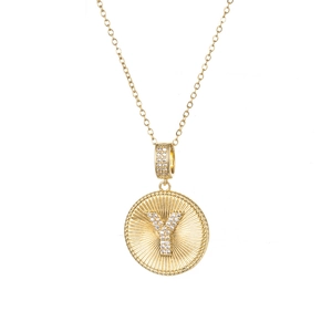 Detailansicht goldener runder Anhänger mit Buchstabe Y und Zirkonia an einer Kette