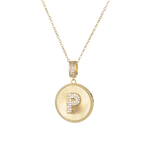 Detailaufnahme des goldenen P-Anhängers mit Zirkonia-Besatz und Sonnenstrahl-Textur