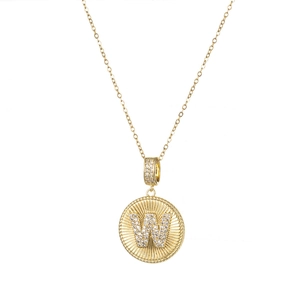 Nahaufnahme des goldenen Buchstaben-W-Anhängers mit Zirkonia und Sonnenstrahl-Muster