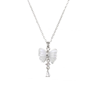 Detailopname van vlinderketting met parelmoer en glanzende kristallen druppelvormige hanger