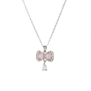 Detailweergave van een roze edelsteen vlinderketting met zirkonia druppels en een zilveren ketting