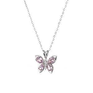 Gedetailleerd zicht op vlinderhanger met roze zirkoonstenen en zilveren schakelketting