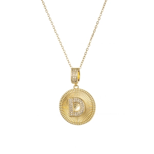 Detailansicht der goldenen Halskette mit Sonnenstrahl-Muster und D-Buchstaben-Anhänger