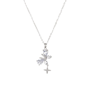 Detail van vlinderhanger met zirkonia vleugels en ster aan een zilveren ketting