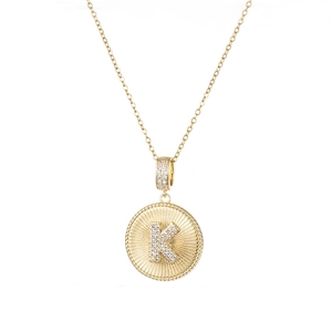 Detail der 18K Gold Halskette mit K-Anhänger, Sonnenstrahl-Textur und Zirkonia-Besatz