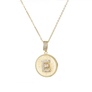 Detailaufnahme der Goldmünze mit Buchstabe E und mikroversetzten Zirkonia-Steinen