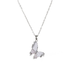 Detail van een vlinderhanger met lichtpaarse stenen en zirkonen aan een zilveren ketting