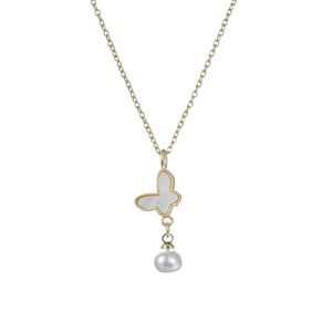 Détail du pendentif papillon doré avec incrustation de nacre et perle pendante