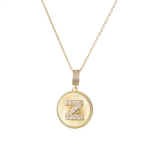 Detail der Goldkette mit rundem Z-Buchstaben-Anhänger und Zirkonia-Pavé-Besatz