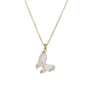 Detail van gouden ketting met witte vlinderhanger en fonkelende zirkonia stenen details