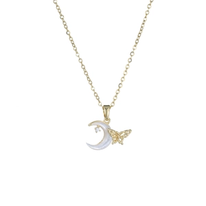 Détail du collier doré avec pendentif lune et papillon en nacre blanche et pierre zircon