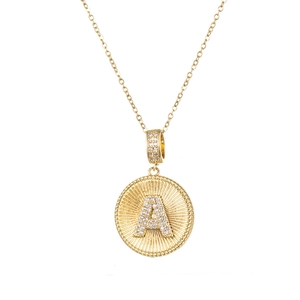 Elegante goldene Halskette mit Buchstaben A Anhänger und weißen Zirkonia auf Kreuzkette