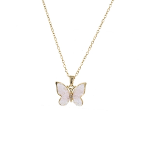 Detailopname van de gouden vlinderhanger met witte stenen vleugels en kleine diamanten