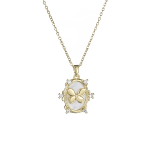 Détail du pendentif papillon doré avec base en nacre et accents de zircons brillants