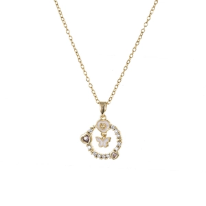 Detail van gouden ketting met vlinderhanger, paarse edelstenen en hartjesdecoratie