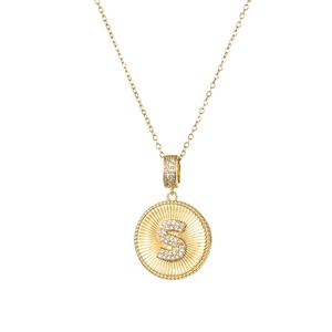 Detailansicht der goldenen Halskette mit S-Anhänger, Zirkon-Besatz und eleganter Kordel-Optik