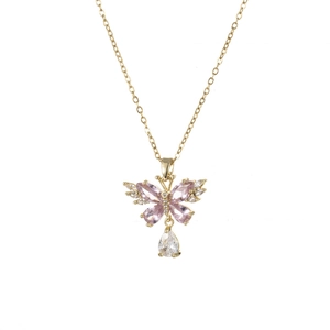 Elegante gouden vlinderketting met roze kristallen en heldere waterdruppelvormige hanger