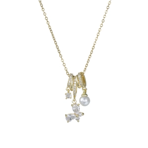 Elegante collana a farfalla dorata con anelli di zirconi e ciondolo di perla da donna