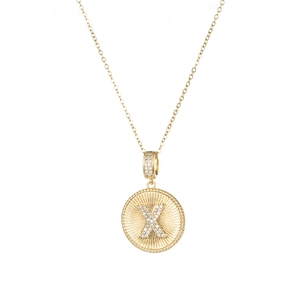 Detail der Goldkette mit Zirkon-Buchstabe X und Sonnenstrahl-Muster auf der Kette