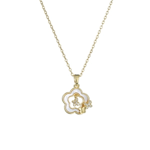 Détail du pendentif fleur blanche et papillon doré avec zircons sur chaîne fine