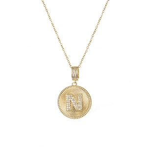 Detailaufnahme des goldenen Buchstaben-N-Anhängers mit Zirkonia-Steinen auf Sonnenstrahl-Dekor