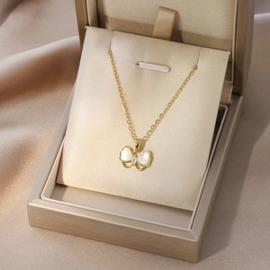 Élégant collier papillon doré avec incrustation en nacre et pendentif cristal