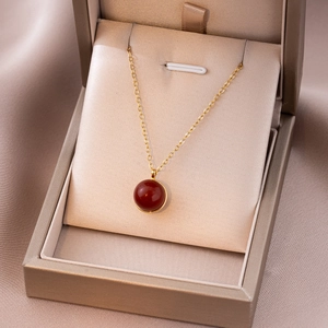 Elegante Halskette aus Gold-Titanstahl mit rotem Achat-Anhänger in einer Luxusbox