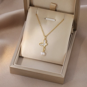 Collier papillon doré élégant avec aile en nacre et pendentif en perle blanche