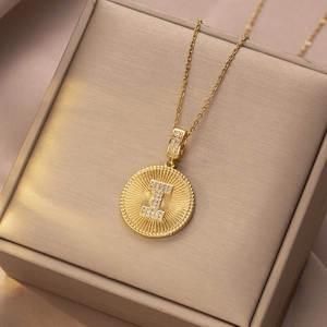 Goldene Titanstahl-Halskette mit Buchstaben I-Münzanhänger und funkelndem Zirkonia