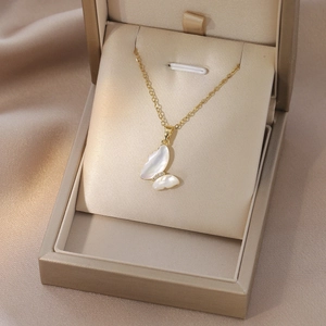 Détail du collier papillon doré avec nacre blanche et cristaux micro-sertis élégants