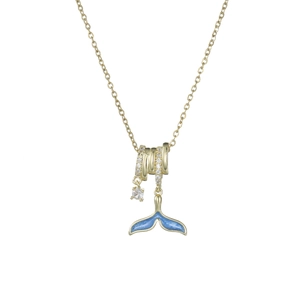 Dettaglio del ciondolo a coda di balena dorata con smalto blu e pavé di zirconi