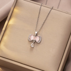 Detail van vlinderketting met roze kattenoogsteen en zirkonia druppelhanger