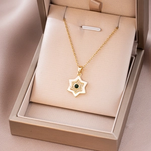 Elegante collana a stella in argento S925 dorato con gemma verde e zirconi in scatola