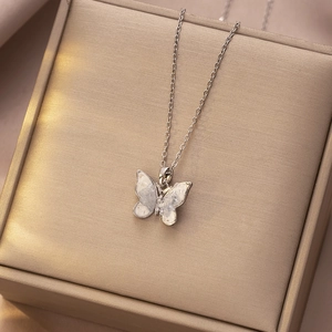 Detail van vlinderhanger met inlegwerk van schelp op een luxe sieradendoosje