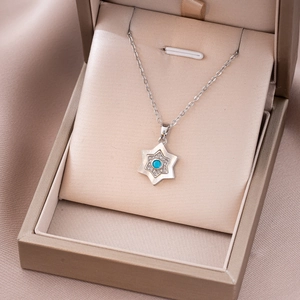 Dettaglio del pendente a stella in argento S925 con gemma blu e pavé di zirconi
